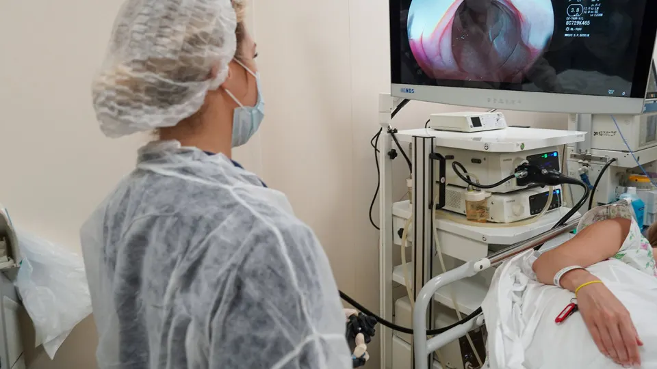 Онкобольные с раком молочной и поджелудочной железы сталкиваются с дефицитом жизненно важного препарата абраксан: государственные закупки прекращены, в аптеках лекарство почти исчезло, пациенты вынуждены искать его самостоятельно и обращаться к нелегальным поставщикам.