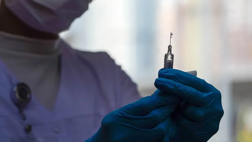 Российские исследователи разрабатывают генотерапевтический препарат, который должен замедлять возрастные изменения клеток за счёт блокировки рецептора RAGE. Проект реализуется в рамках национальной программы по новым медицинским технологиям.