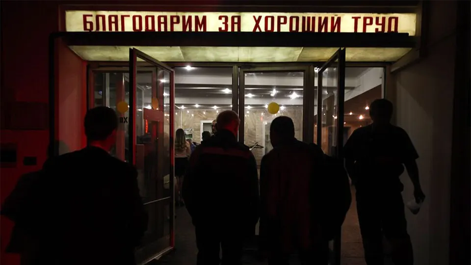 По данным Роструда, более 105 тысяч сотрудников бюджетной сферы во всей России рекомендованы к увольнению. Больше всего сокращений ожидается в столичном регионе, Сибири и на Дальнем Востоке, при этом дефицит федерального и региональных бюджетов достигает рекордных значений.