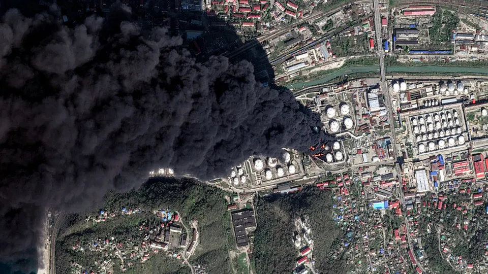 Затяжной пожар на нефтяном терминале в Туапсе вызвал токсичный смог и «нефтяной дождь», загрязнивший воздух, море и реки на черноморском побережье. Экологи предупреждают о рисках кислотных осадков, угрозе для здоровья людей и масштабной экологической катастрофе.