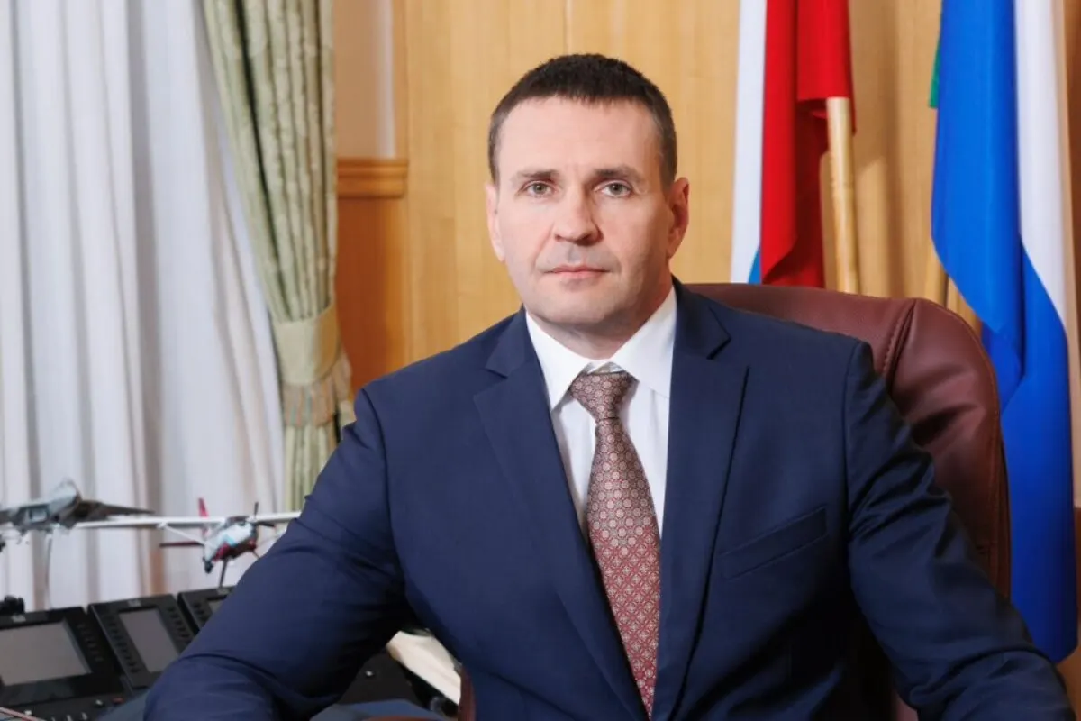 Глава региона заявил, что оперативно восполнить недостаток аппаратов МРТ затруднительно: возможный частный поставщик сейчас помогает СВО. Жителям приходится ездить по 50 км на обследования; власти просят год на обновление оборудования.