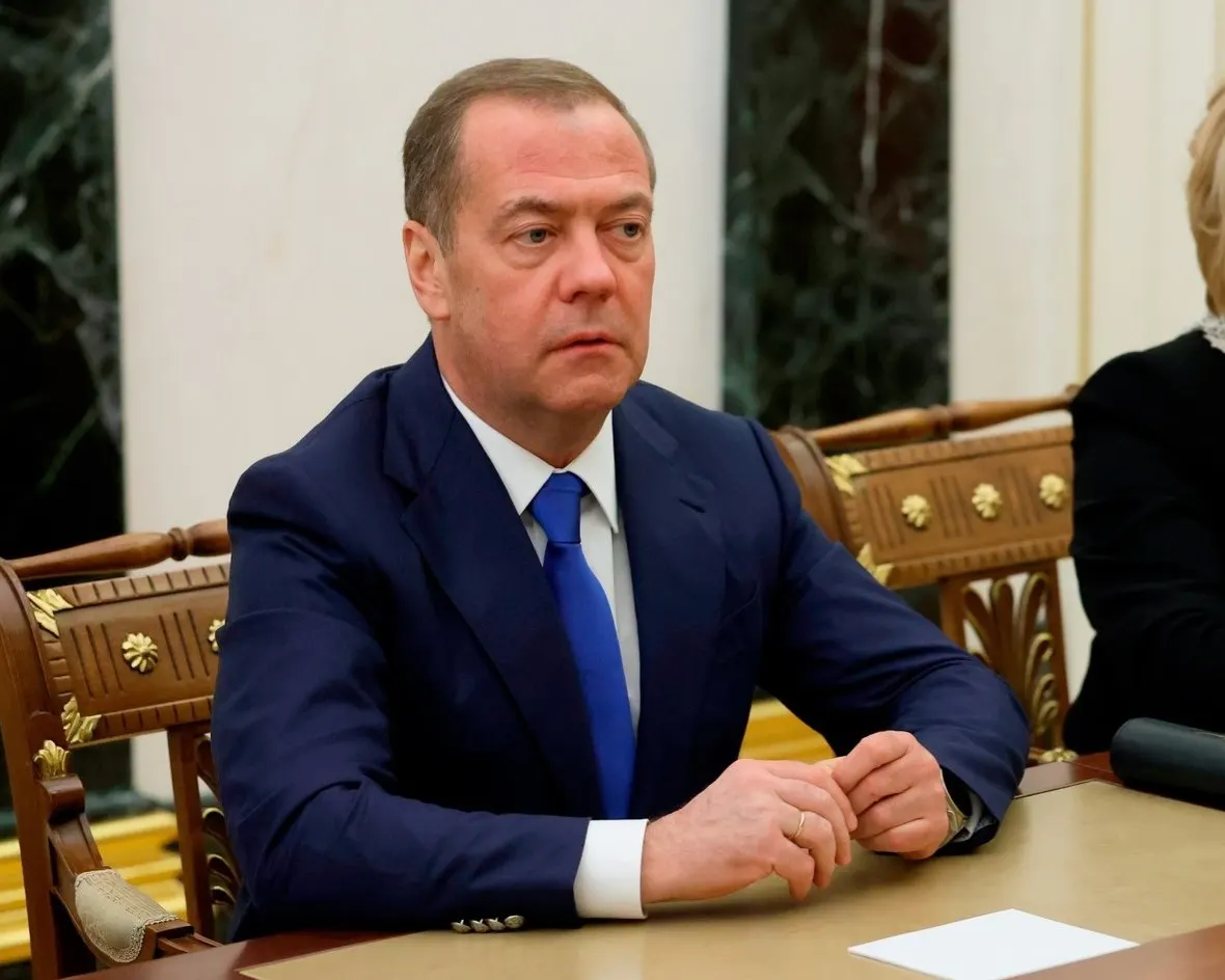 Экс‑президент и председатель «Единой России» Дмитрий Медведев примет участие 1 мая в петербургском партийном форуме, посвящённом здравоохранению и поддержке семей с детьми. Во встрече также участвуют вице‑премьер, представитель президента и губернаторы; ранее приезды высокопоставленных лиц вызывали сильные пробки и ограничения связи.
