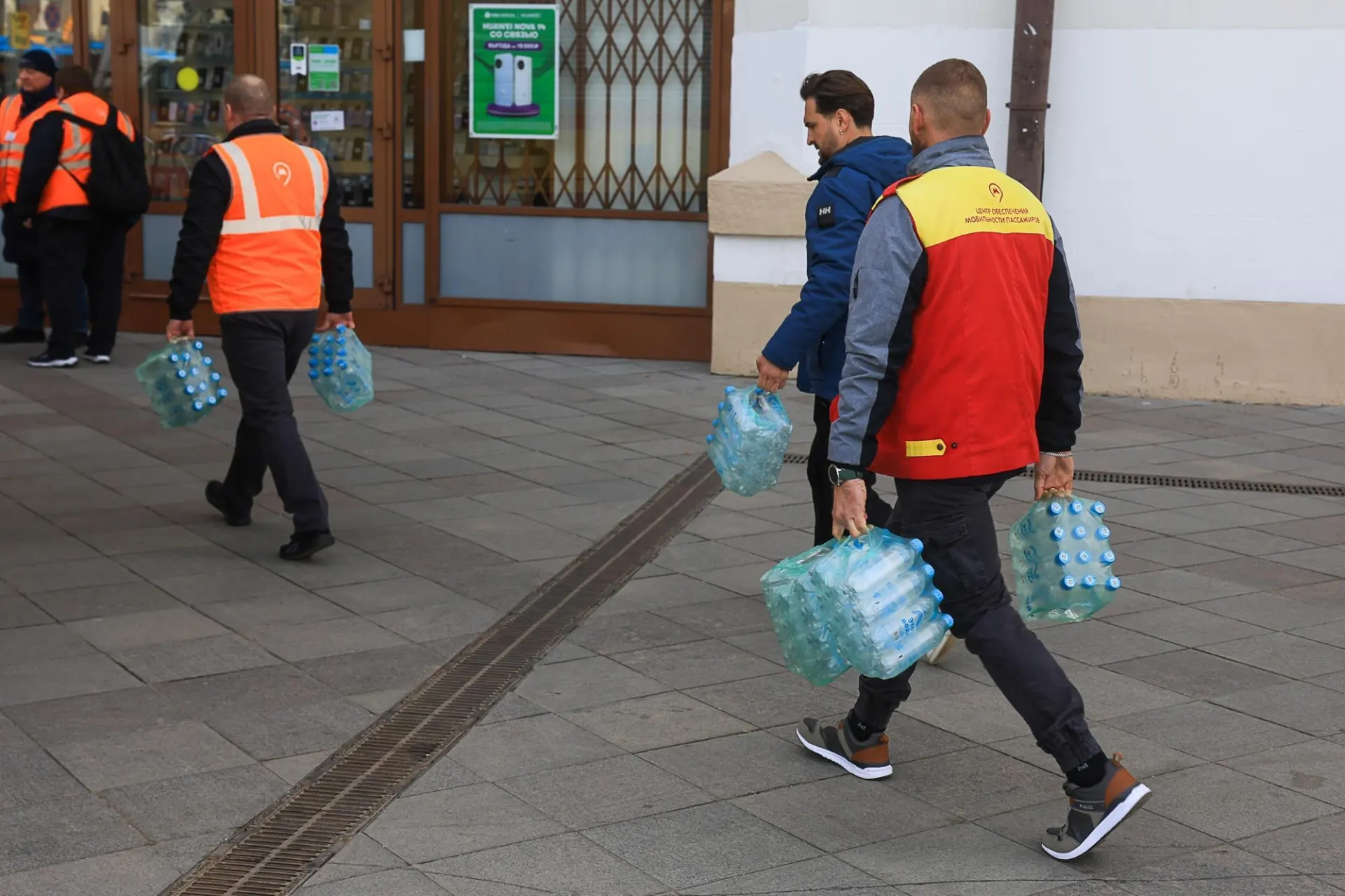 В магазинах выявили партию бутилированной воды, представляющую угрозу здоровью. Из продажи изъяли миллионы бутылок, сейчас проводится проверка Роспотребнадзора.