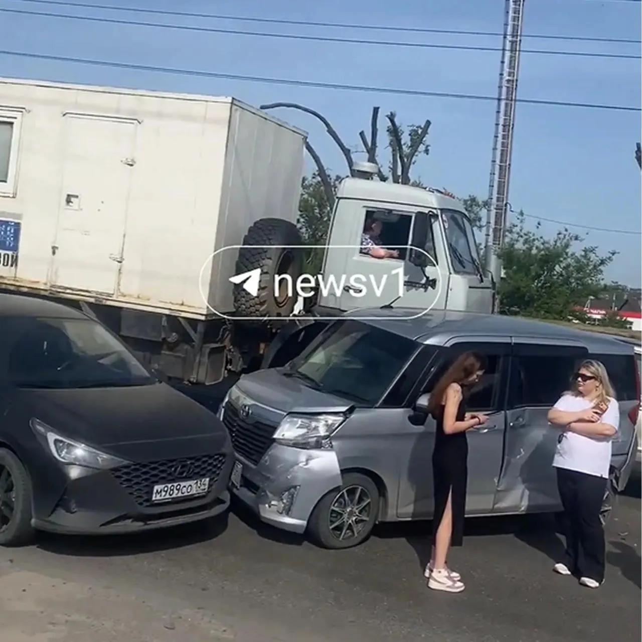 В массовом столкновении на СХИ пострадали восемь автомобилей, в том числе передвижной флюорографический кабинет противотуберкулезного диспансера. Пострадавшие отказались от госпитализации.