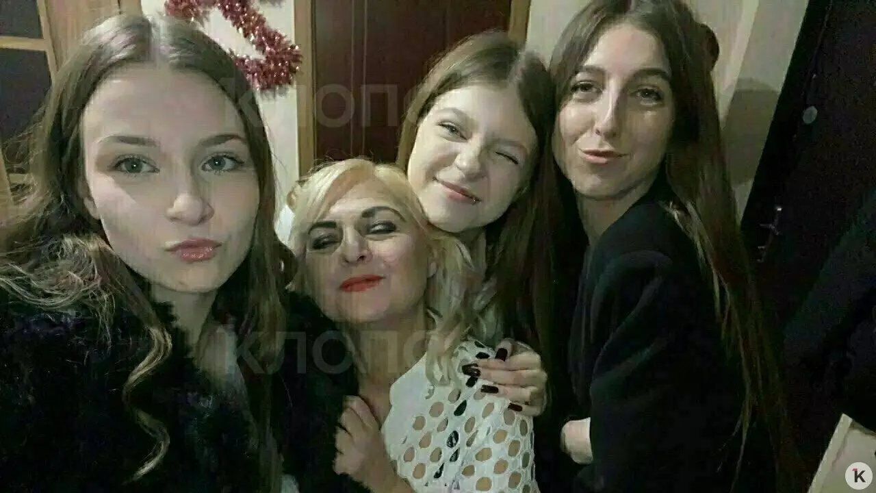 Средняя дочь остаётся в реанимации на ИВЛ и планируется к переводу в реабилитационный центр. Две другие получили травмы позвоночника и проходят восстановление. Калининградцы собрали средства на лечение, семья просит помощи и советов.