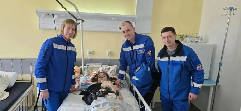 Бригада медицины катастроф реанимировала 13‑летнюю девочку после падения с 12-го этажа. Пострадавшая проходит восстановление в детской краевой больнице.