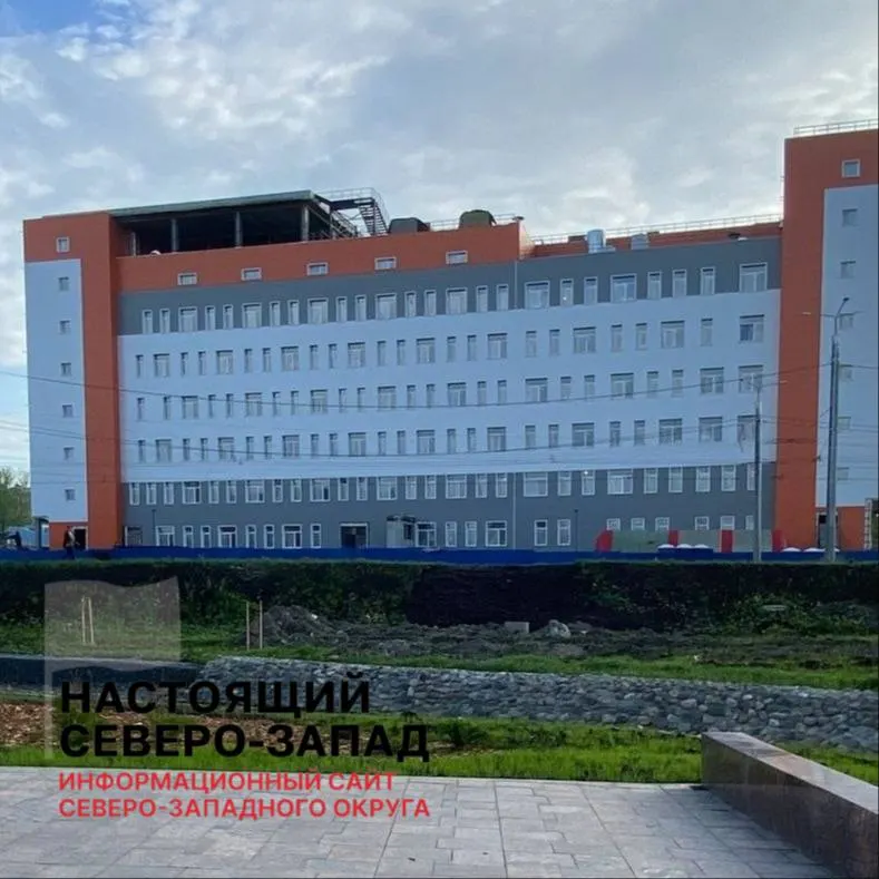 Сотрудники подрядной компании, строящие корпус БСМП в центре Петрозаводска, жалуются на затяжные задержки выплат: часть работников обратилась в Следственный комитет, а у фирмы начата процедура банкротства.