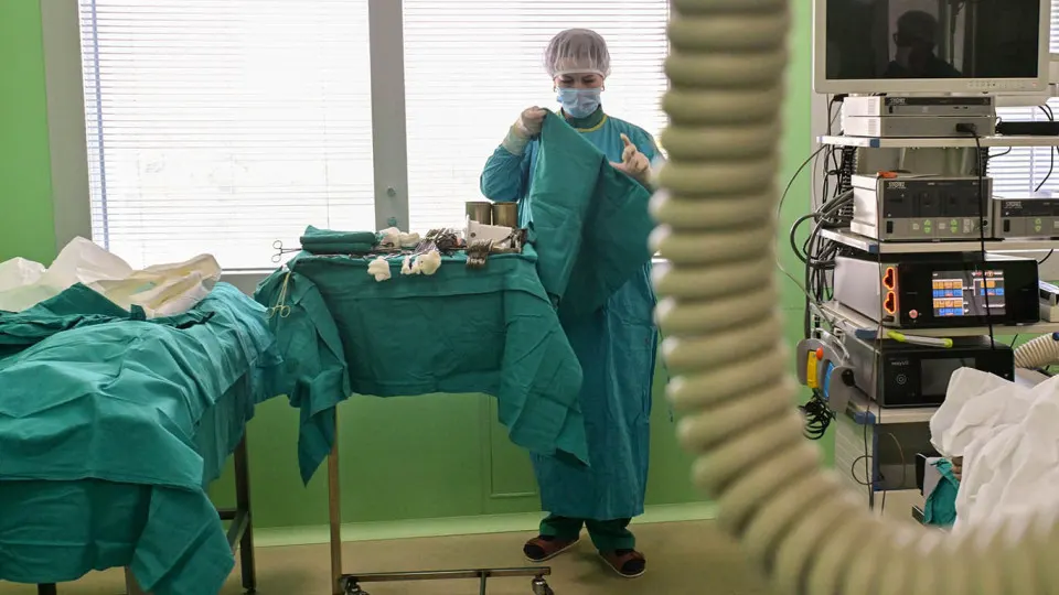 В 2025 году интерес к лечению в России увеличился свыше чем на 25% — особенно в онкологии, онкогематологии и кардиологии. Одновременно система сталкивается с недофинансированием, изношенностью оборудования и проблемами связи; международные рейтинги оценивают качество медицины ниже лидеров.