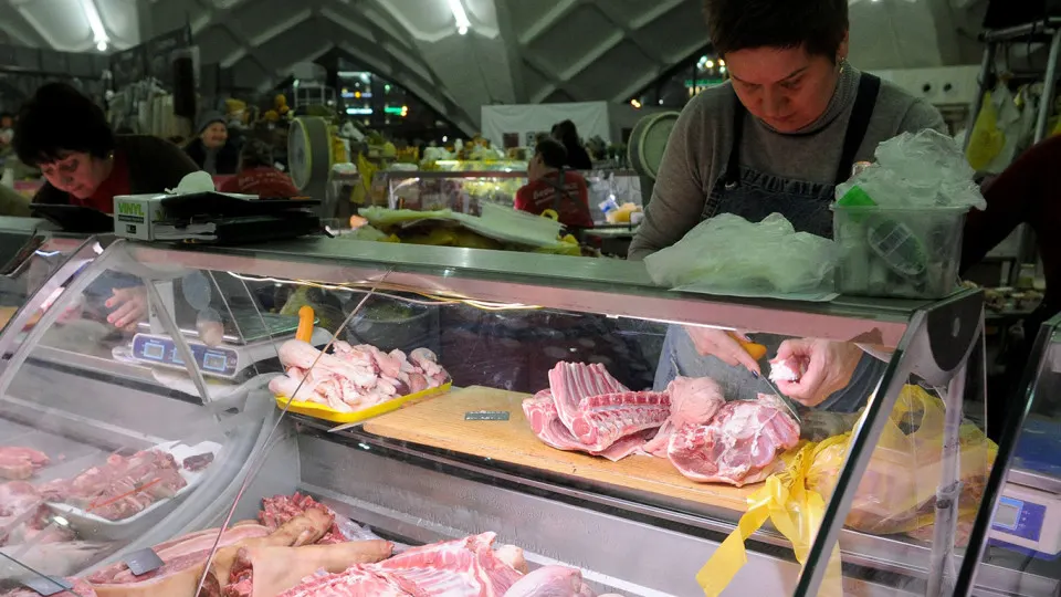 Крупные партии просроченных продуктов — от замороженной птицы до консервов и напитков — оптом продают через интернет‑каналы; это связано с падением доходов и растущим спросом на очень дешёвую еду.