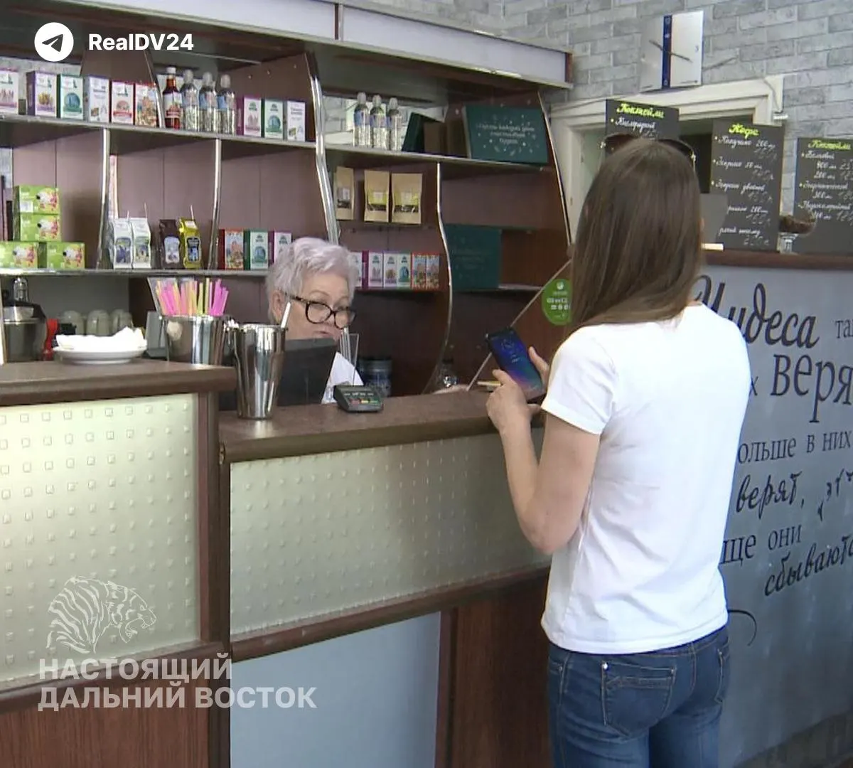 В аптеках Хабаровского края, Приморья и на Сахалине отсутствуют «Допегит» и «Этопозид». Госзакупки препарата для онкобольных не состоялись, а перерегистрация и недофинансирование откладывают возвращение некоторых препаратов на рынок.