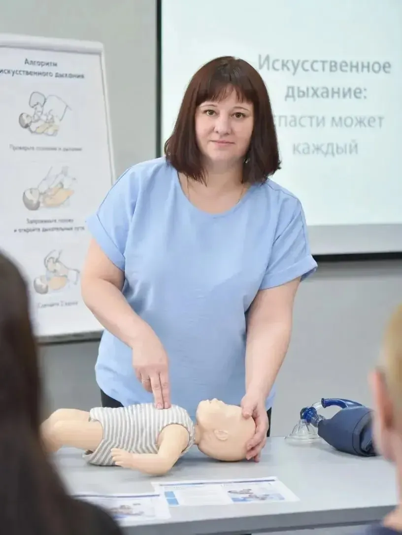 Учащаяся третьего класса начала задыхаться на уроке — в дыхательные пути попал колпачок от ручки. Медсестра Елена Скугарева немедленно начала сердечно‑лёгочную реанимацию; к приезду скорой ребёнок пришёл в сознание, в больнице извлекли инородное тело.