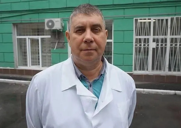 Он вернулся из зоны СВО и восстановлен в должности главврача. На сайте пока значится и.о. Алексей Юдицкий, факт назначения подтвердили в Минздраве.