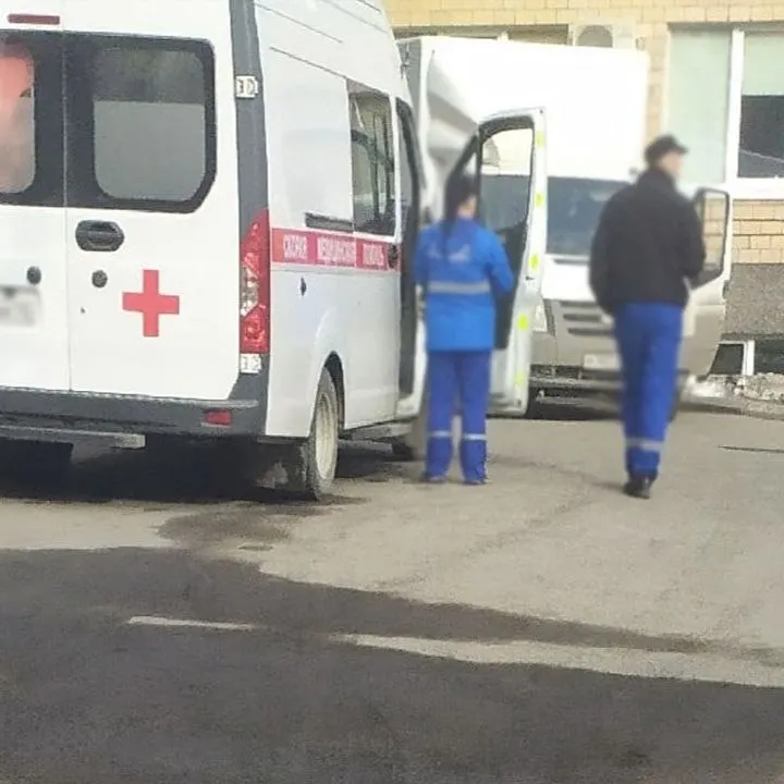48‑летняя женщина потеряла сознание после телефонного звонка — её муж провёл реанимацию. Причиной оказался синдром удлинённого интервала QT.
