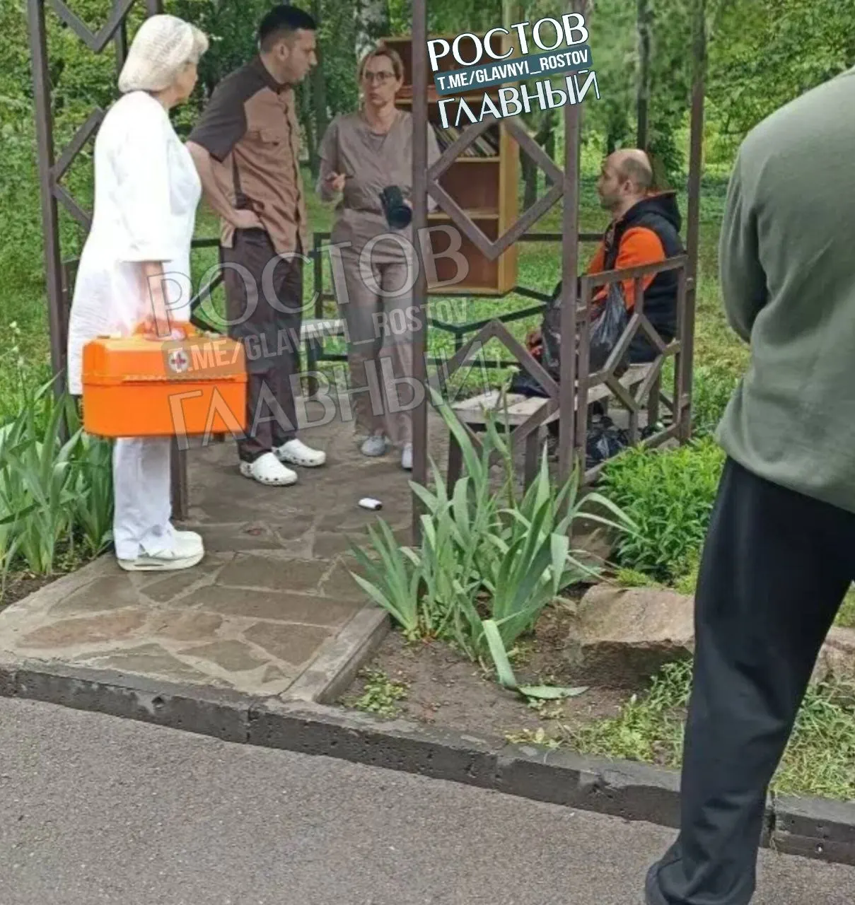 В парке Октября мужчина потерял сознание. Прохожие вызвали скорую, а врач из ближайшего медцентра, хоть и гинеколог по специальности, оперативно отреагировал и позвал реаниматолога до приезда скорой.