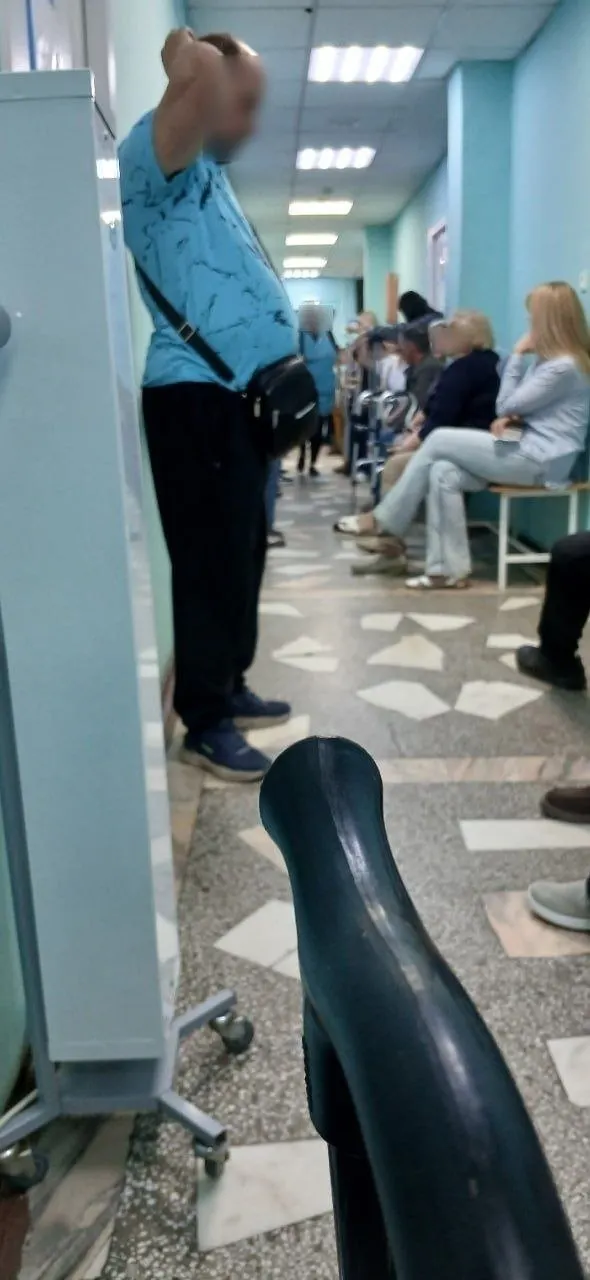 Пациенты ждали приёма с 8:00 — повторный приём вел только один врач: один в отпуске, второй на больничном. К 10:00 перевели ещё одного медика, ситуацию обещают стабилизировать.