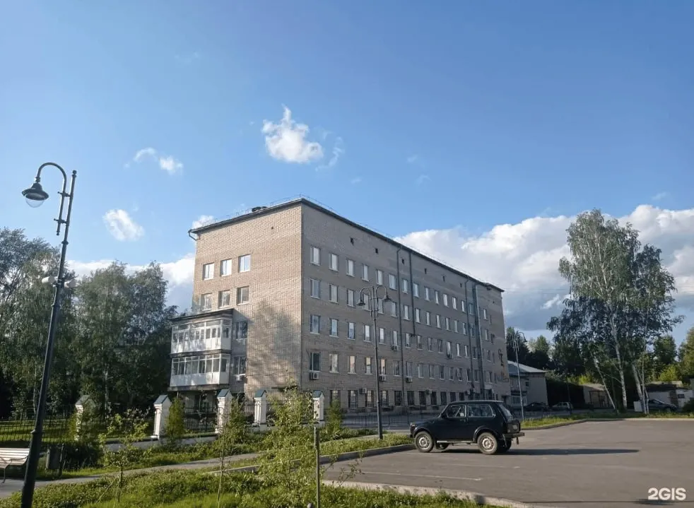 Пятиэтажное здание признано аварийным: эксплуатация приостановлена до технического обследования, пациенты и службы переводятся в другие корпуса.