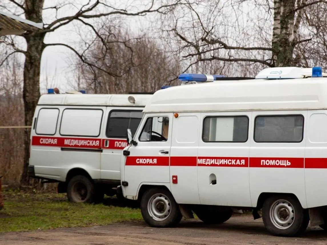Диспетчер помогла медикам найти пациентку, когда дочь в панике не смогла точно назвать место; бригада оказала необходимую помощь на месте.