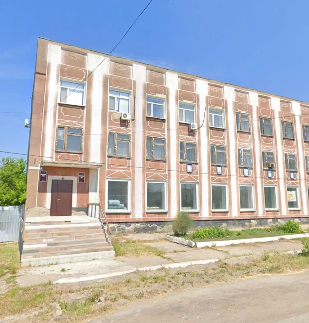 В Черлакской ЦРБ инфекционное отделение временно прекратит приём пациентов: заведующая уходит в отпуск, замены пока нет из‑за отсутствия квоты на подготовку инфекциониста. Пациентов переведут в терапию, главврач ищет специалиста.
