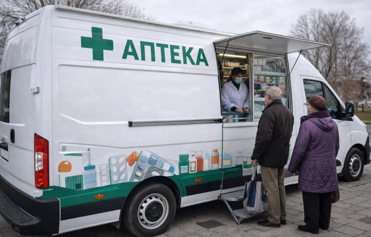 Федеральный эксперимент разрешит розничную продажу лекарств из передвижных аптек в населённых пунктах без стационарных аптек. Он продлится с 1 сентября 2026 года по 1 сентября 2029 года; власти обещают разъяснить детали для отдалённых регионов.