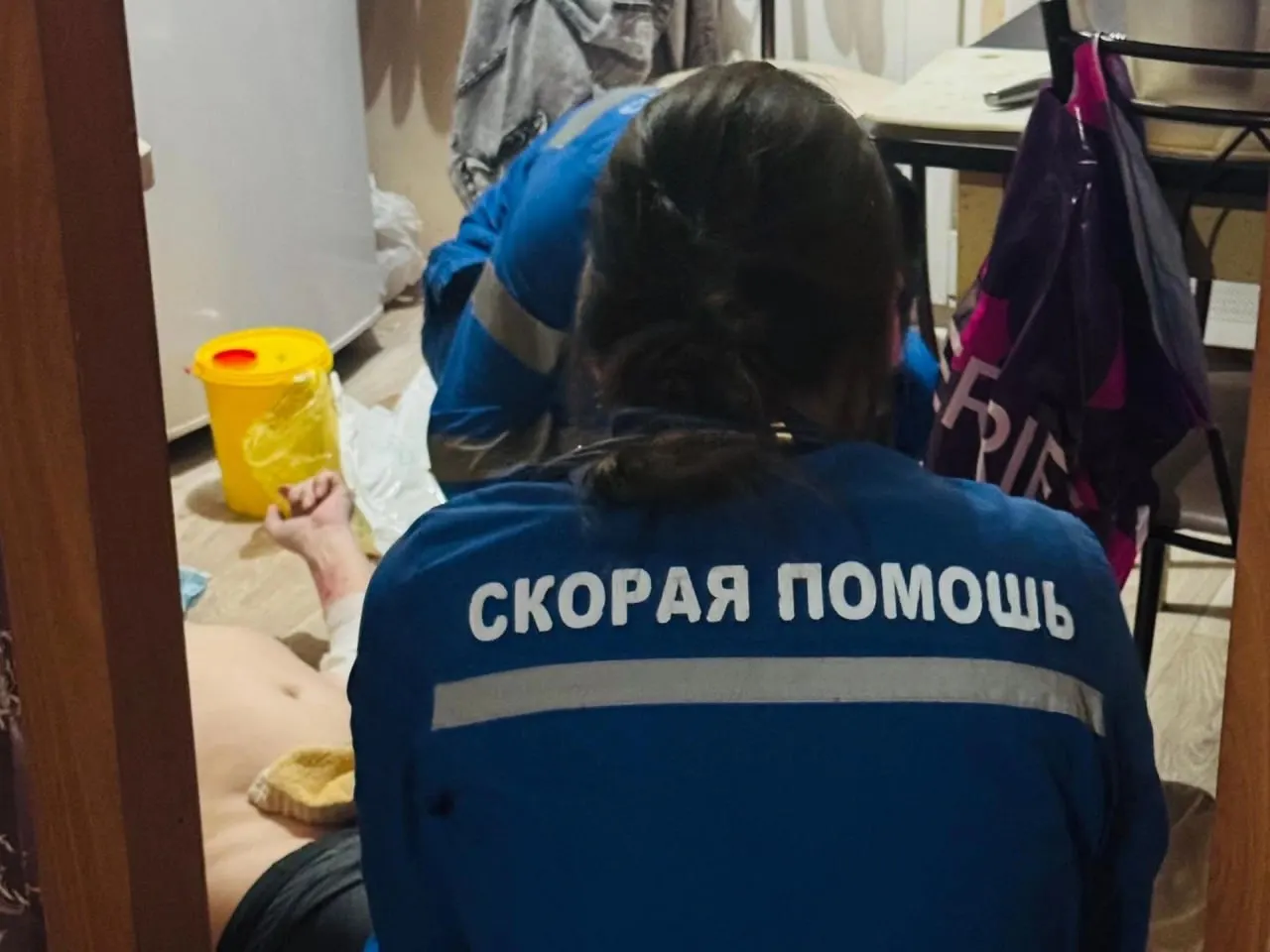 Женщина, занимающаяся профилактикой деменции, заявила, что фельдшер грубо обратился к её отцу, а в приёмном покое больницы его положили в коридор и потребовали принести простыню; Минздрав начал служебную проверку.