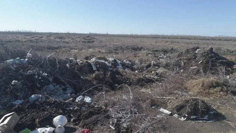 В районе посёлка Ачаирский выявили незаконную свалку площадью более 15 гектаров с биоматериалами и сливом жидких коммунальных отходов; материалы переданы в полицию и администрации для ликвидации.