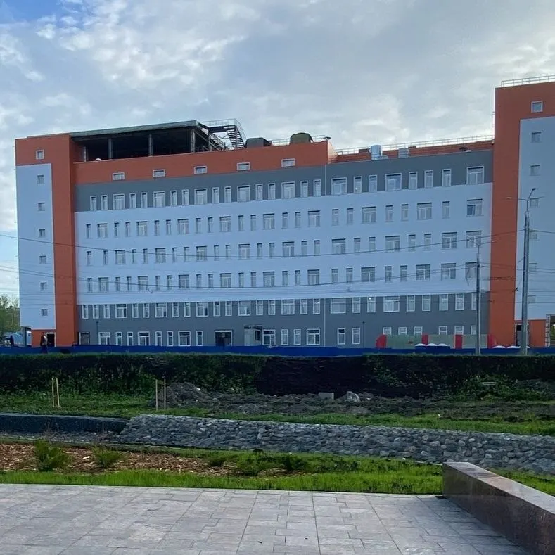 Более 100 рабочих подрядчика «Аврора СК» не получали выплаты три месяца; 11 сотрудников обратились в Следственный комитет. В отношении компании начато дело о банкротстве, операции по счетам приостановлены.