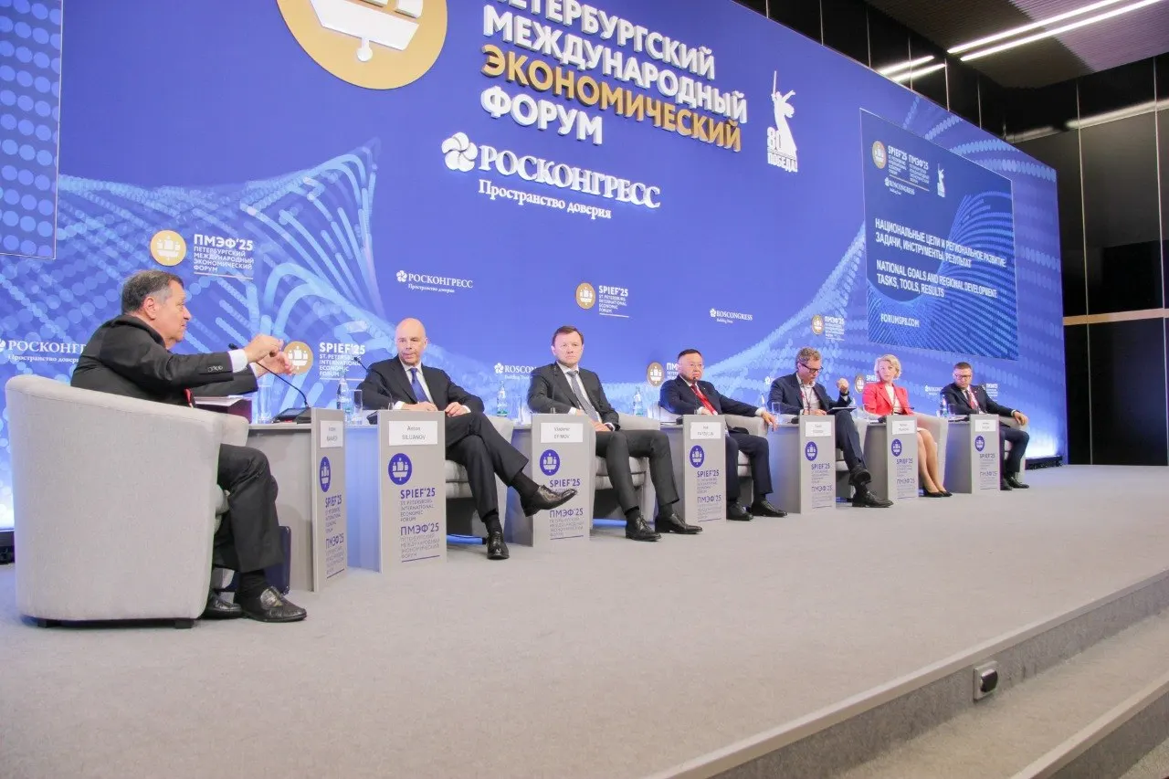 Для посетителей площадки «Экспофорум» на ПМЭФ‑2026 отменили обязательные ПЦР‑тесты. Исключения — участники пленарного заседания 5 июня, представители СМИ и персонал, им необходимо пройти тестирование в специальных центрах.