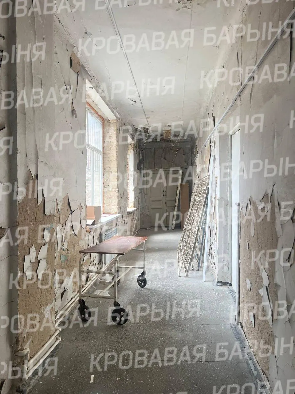 В Ростовской области пациенты онкодиспансера жалуются на трещины в стенах, осыпающуюся штукатурку и многочасовые очереди; люди требуют закрыть учреждение на капитальный ремонт и увеличить штат.