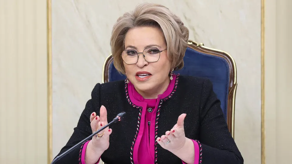 Председатель Совета Федерации потребовала строгого контроля качества питания в медучреждениях и назвала недопустимым кормление «баландой». В то же время почти четверть регионов в 2026 году планируют значительные сокращения расходов на здравоохранение — в сумме около 107 млрд рублей.