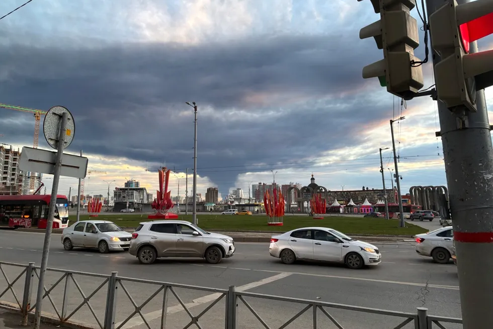 За две ночи подряд в Перми атакованы нефтяные объекты: повреждены НПЗ и нефтеперекачивающая станция. Над городом столб дыма, жители жалуются на запах горения и «нефтяной дождь», официальной информации мало, мероприятия отменены.