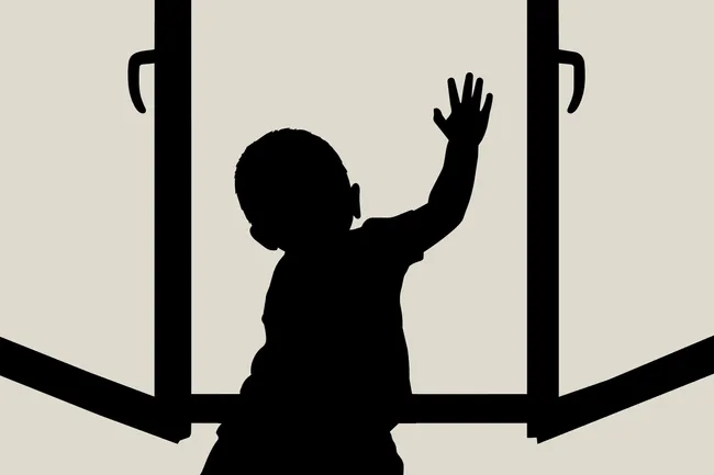 Падения детей из окон происходят часто и порой приводят к тяжёлым последствиям. Рассказываем, почему это случается, какие средства защиты действительно работают и в каких случаях нужно срочно показать ребёнка врачу.