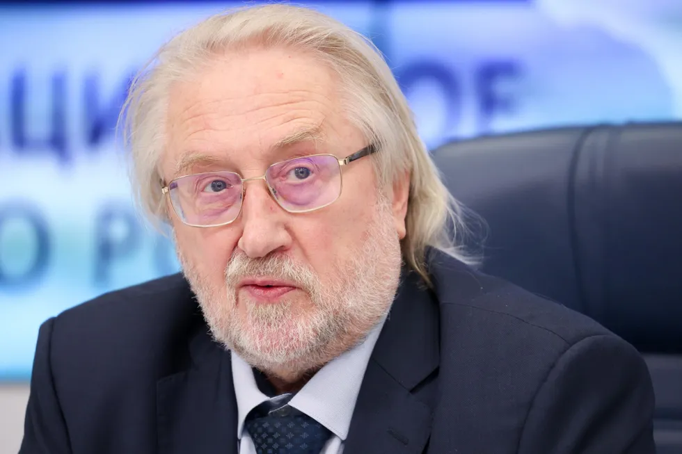 Академик Вадим Покровский, посвятивший карьеру профилактике и лечению ВИЧ, скончался 20 мая 2026 года. Он руководил федеральным центром по борьбе со СПИДом, критиковал официальную политику и продвигал меры профилактики, которым часто противилось министерство.