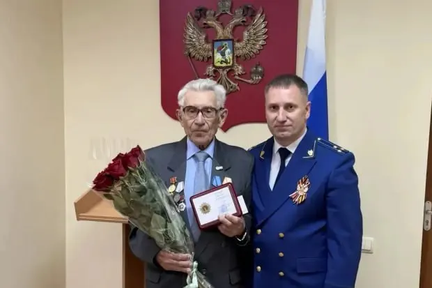 Несколько историй о том, как люди добивались справедливости: пенсионеру оформили статус жителя осажденного Сталинграда, семье выплатили компенсацию за смерть пациентки, туристы вернули деньги за несостоявшийся отдых, а в Улан‑Удэ решили проблему с электроснабжением.