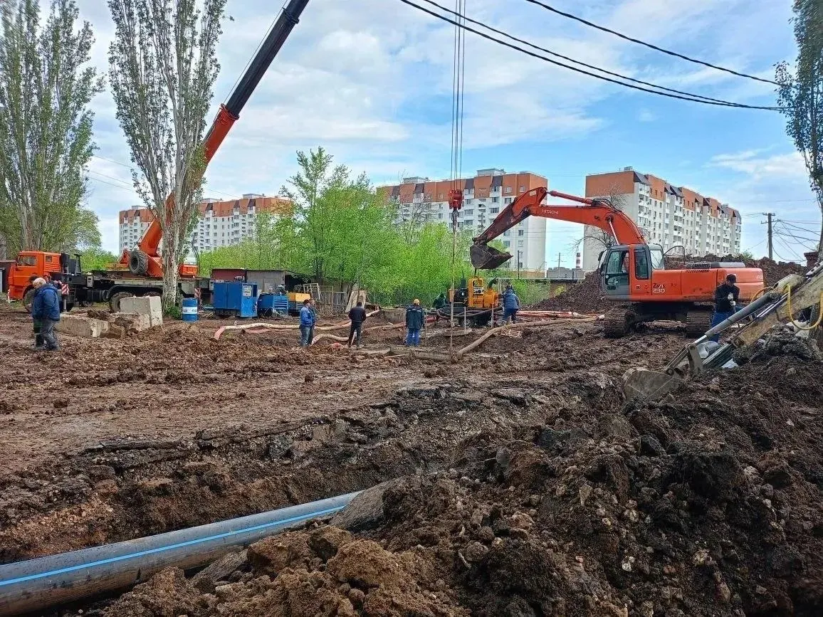 После масштабного двухсуточного отключения воды в Энгельсе на три суток введён временный режим гиперхлорирования для поддержания уровня хлора в распределительной сети. Роспотребнадзор дал рекомендации по использованию воды.