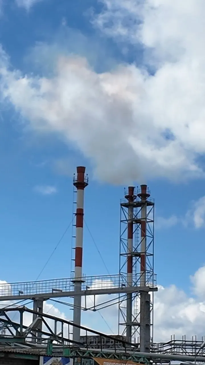 Жители Аткарска обеспокоены усилением шума по ночам и оседанием белого налёта на окнах после наращивания мощностей маслоэкстракционного завода; региональный депутат пообещал обратиться в природоохранную прокуратуру.