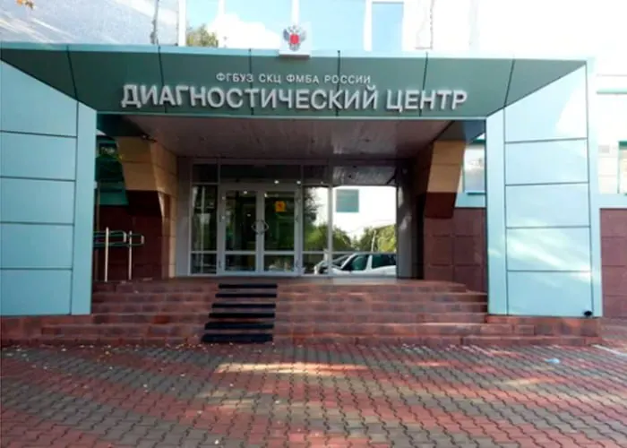 Сибирский научно‑клинический центр ФМБА заключил контракты почти на 15 млн рублей с компанией, которая связана с бизнесменом, владеющим сетью развлекательных заведений; та же фирма поставляла оборудование и другим медицинским учреждениям.
