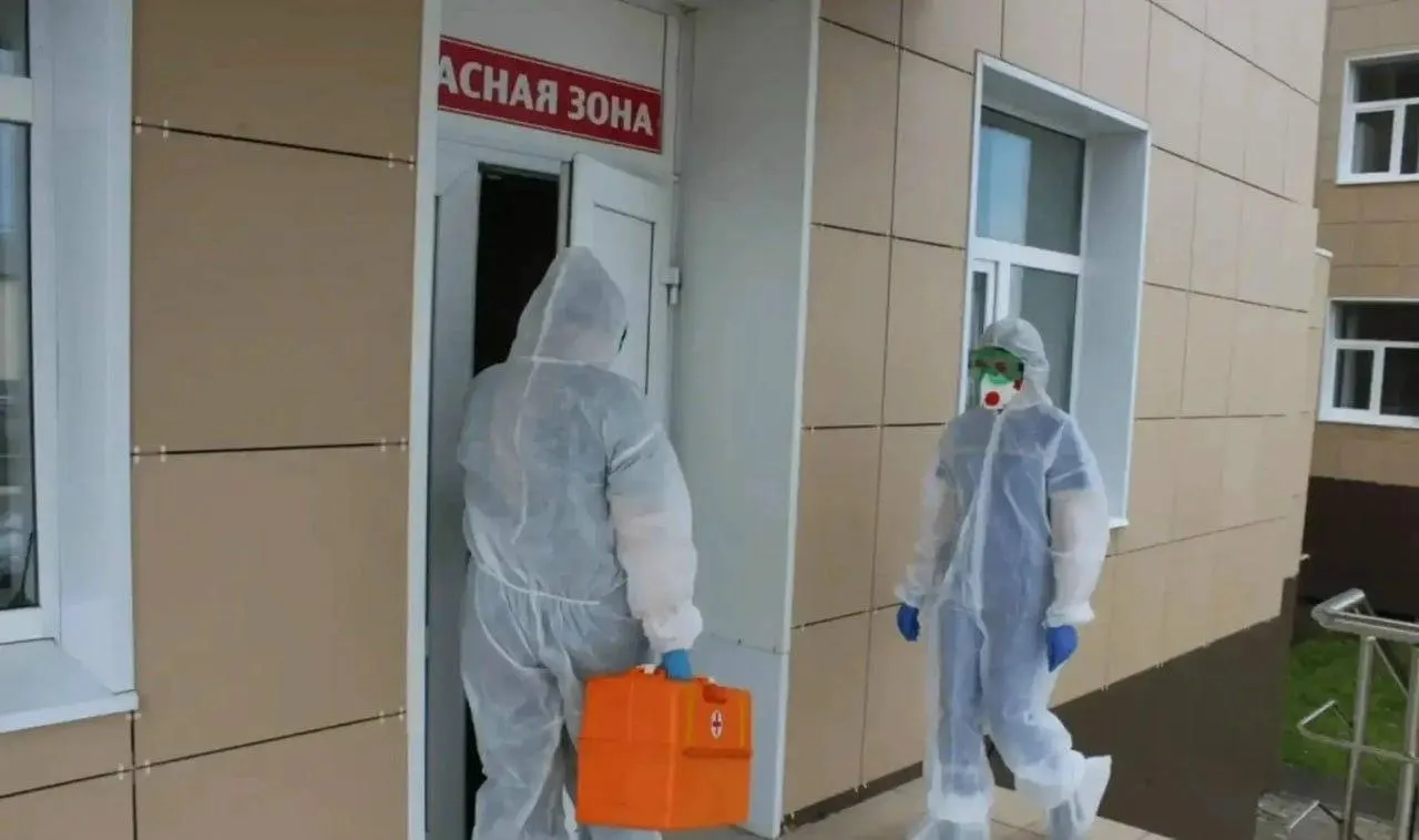 В районной больнице провели учения с условным пациентом, отработав взаимодействие поликлиники, скорой, инфекционного отделения и санитарных служб из нескольких районов для раннего выявления и изоляции возможного случая холеры.