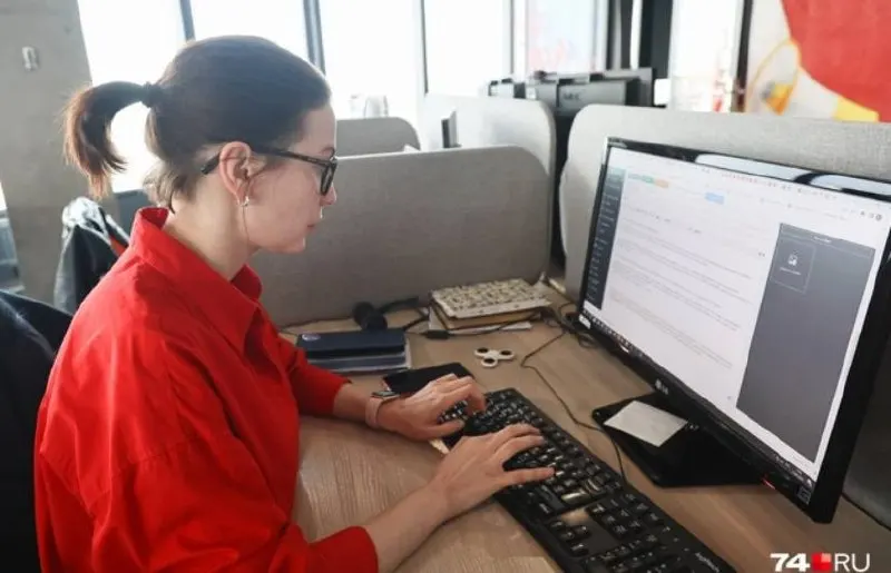По словам медработницы с 25‑летним стажем, после отказа подписывать контракты на расходные материалы ей сняли врачебную категорию, сократили ставку и подвергли эмоциональному давлению со стороны коллег и руководства.