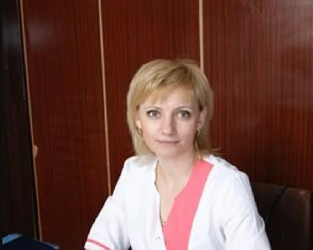 В Волгоградской области заместителю главного врача Николаевской ЦРБ предъявили обвинение в получении взятки. Ей избрана мера пресечения — домашний арест до 12 октября, при этом в штатной информации больницы она указана как работающая и принимающая пациентов.