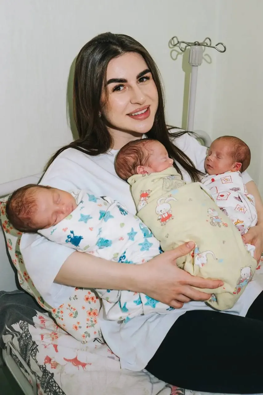 Двое мальчиков — Арсений и Григорий — и девочка Виктория родились на 34,5 неделе. После наблюдения в перинатальном центре малыши готовы отправиться домой; родители счастливы, особенно отец — дети появились в его профессиональный праздник.