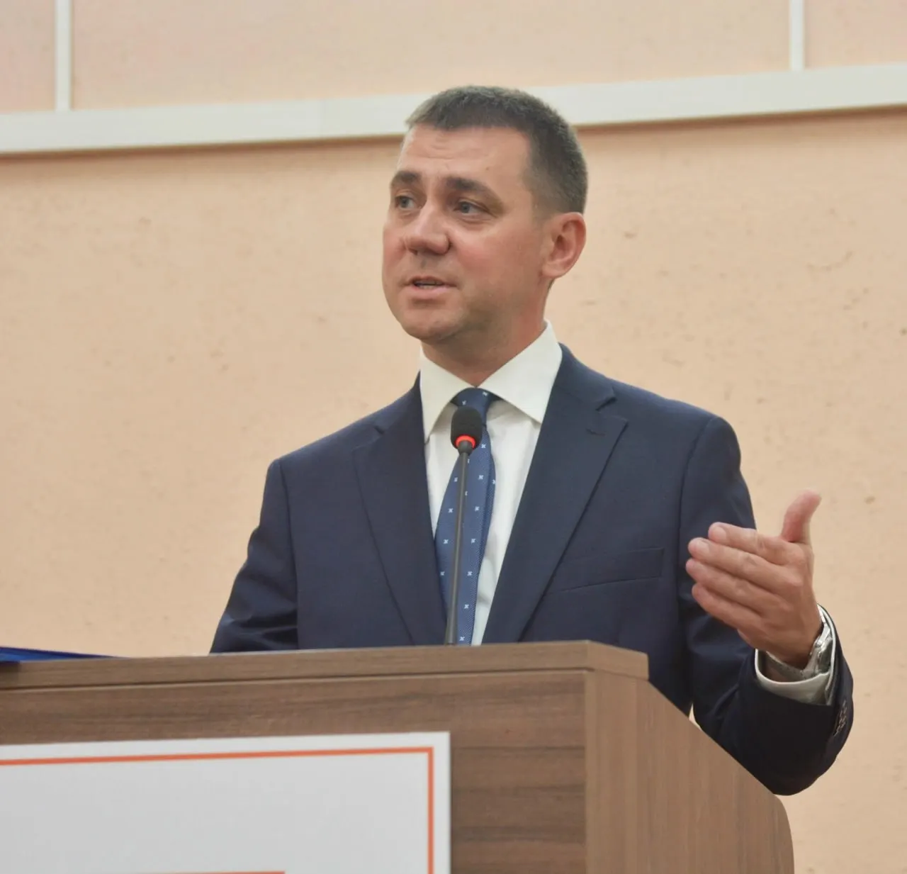 Коллектив крупнейшей больницы Тольятти представил нового главного врача — уролога и хирурга Олега Сакеева с более чем 17-летним стажем и опытом в городской политике.