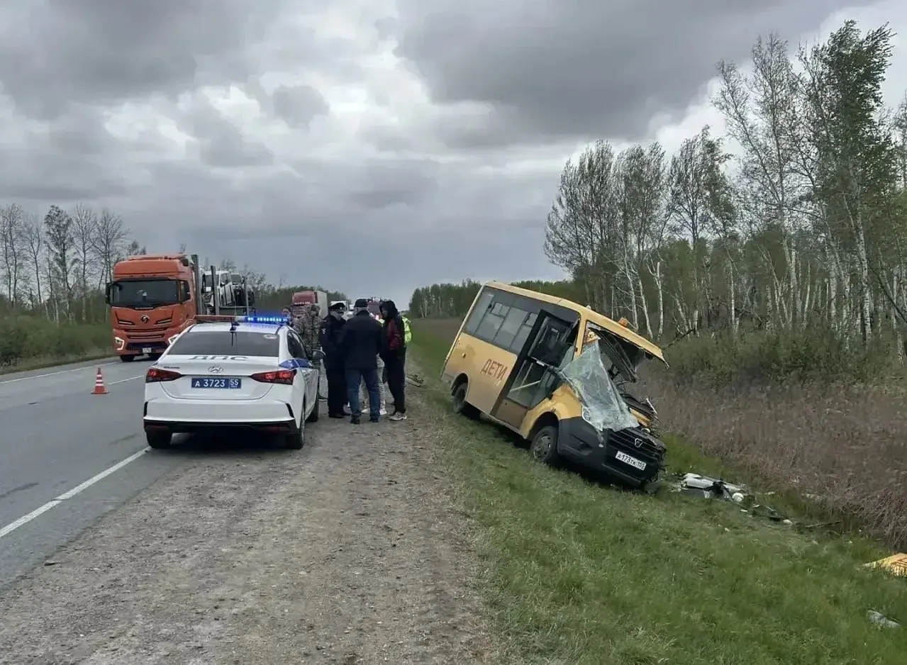 По данным регионального Минздрава, в результате смертельного ДТП в Тюкалинском районе пострадали 10 человек, в том числе семь детей; один ребёнок скончался, остальные эвакуированы в городские медучреждения.