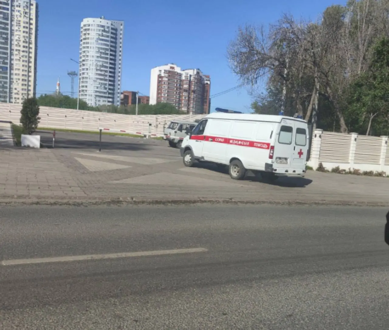 Утром 18 мая в Самаре автомобиль скорой помощи с сиреной и маячками объехал пробку по встречной полосе, припарковался у кафе и остался без бригады; местные просят Минздрав провести разъяснительную работу с водителями.