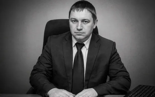 Менее чем через два месяца после подписания документа о ликвидации очага особо опасного заболевания животных начальника отдела управления ветеринарии нашли мёртвым. По официальным данным, криминальной версии смерти не предъявлено.