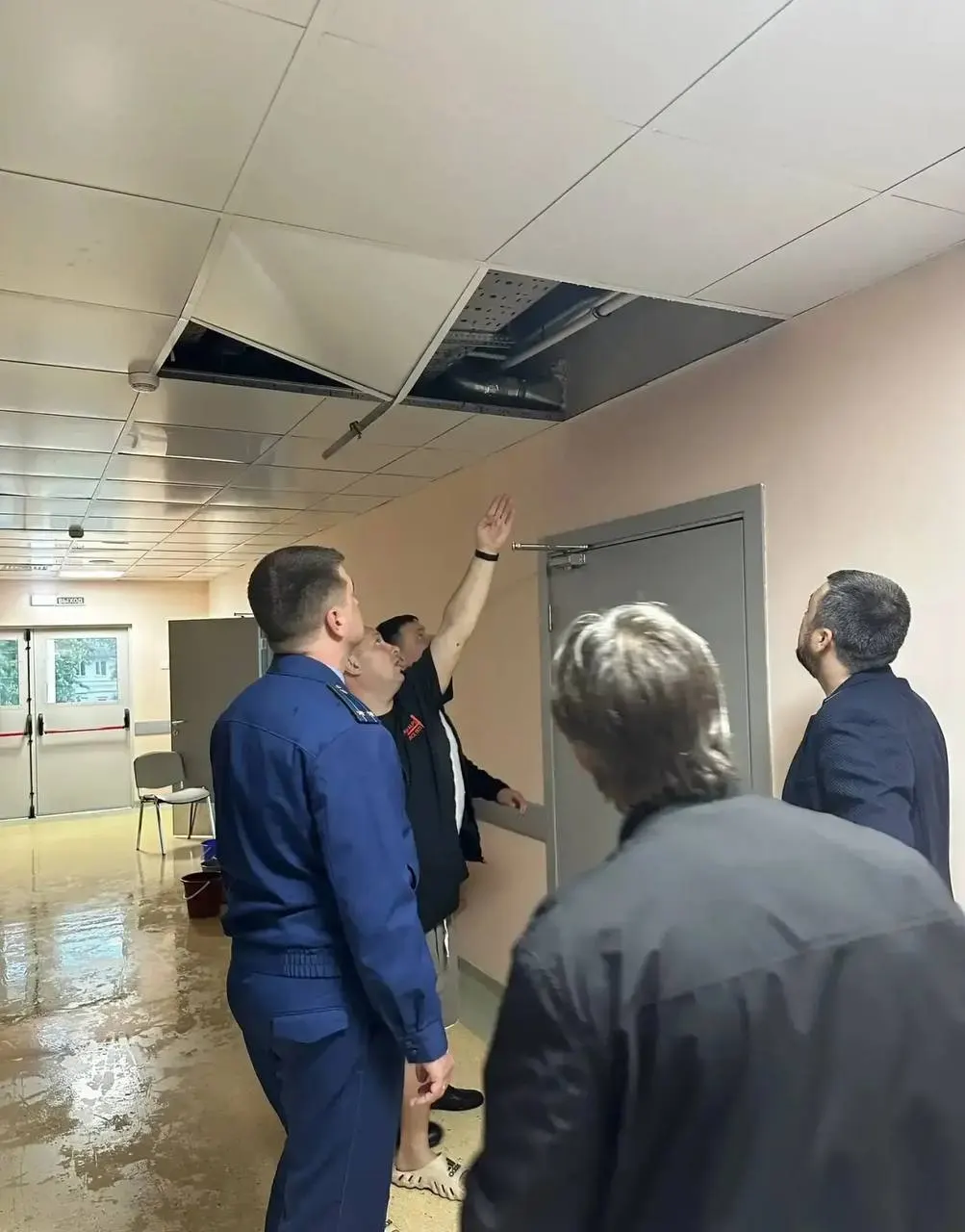 В станице Павловской трёхэтажную детскую поликлинику затопило до второго этажа из‑за прорыва ливневой системы; прокуратура проводит проверку качества строительства.