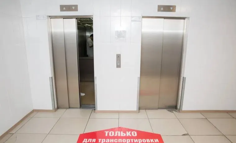 В одной из больниц Лабытнанги неходячих пациентов переносят вручную между этажами. Руководство не может сказать, когда появится подъемник — его сейчас трудно купить из‑за дефицита специализированных грузовых лифтов.