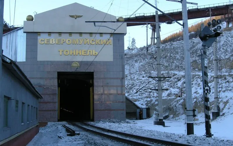 Директора и повара признали виновными в оказании небезопасных услуг после массового отравления сальмонеллой: один рабочий погиб, 35 пострадали; обвиняемым назначены реальные сроки и штраф.