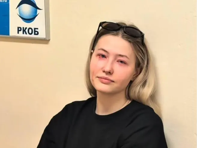 В салоне по наращиванию ресниц у женщины после процедуры пошли кровавые слёзы; студия ввела правило — клиенты должны снимать контактные линзы перед наращиванием и ламинированием.