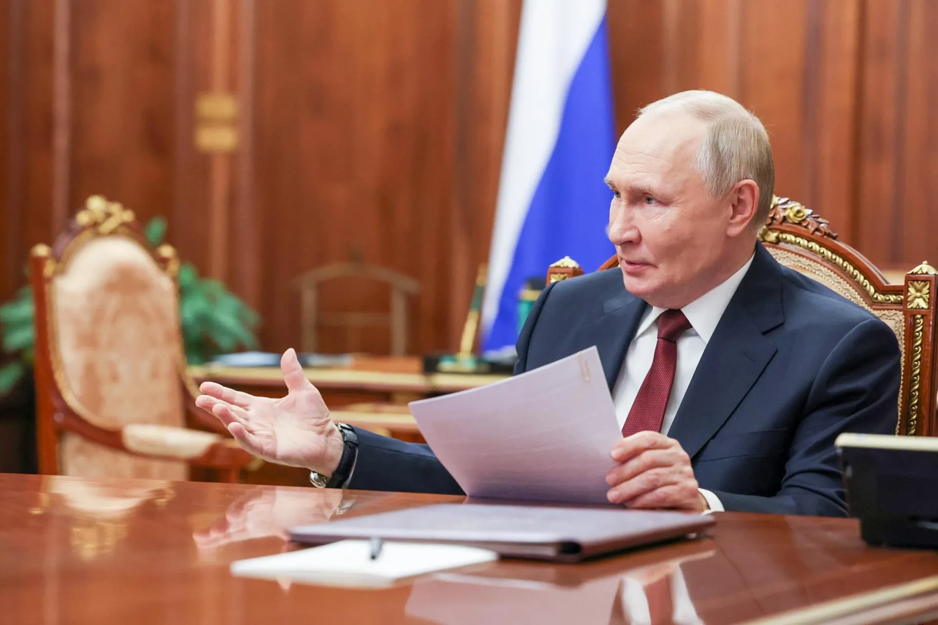 Указ устанавливает минимальный набор льгот для участников войны и их родственников, срок действия большинства мер — до конца года, следующего за завершением «специальной военной операции», а для инвалидов и семей погибших — бессрочно.