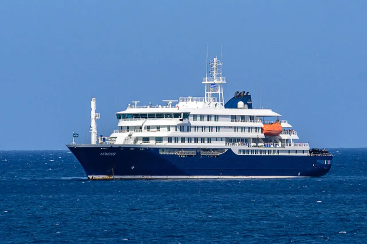 На борту круизного судна MV Hondius зарегистрирована вспышка хантавируса — по меньшей мере три человека погибли, ещё ряд пассажиров и членов экипажа заболели. ВОЗ расследует инцидент; международные власти оценивают риск для населения как низкий.